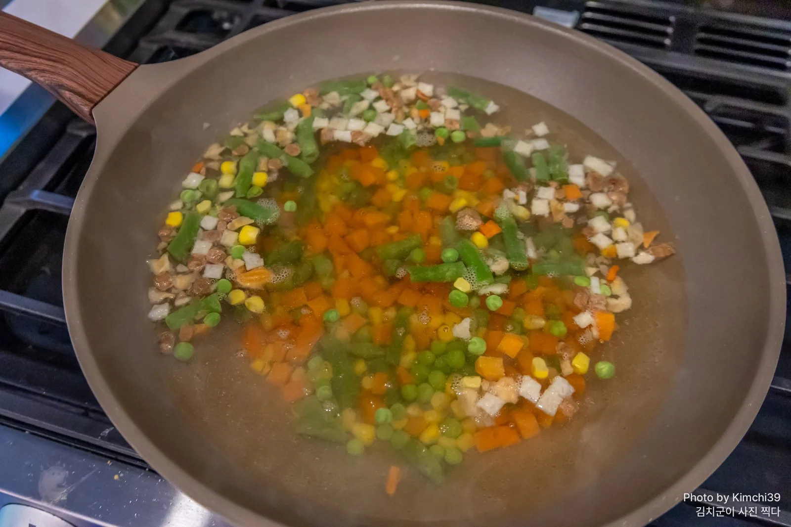 채소 믹스를 넣어 끓이는 짜파게티