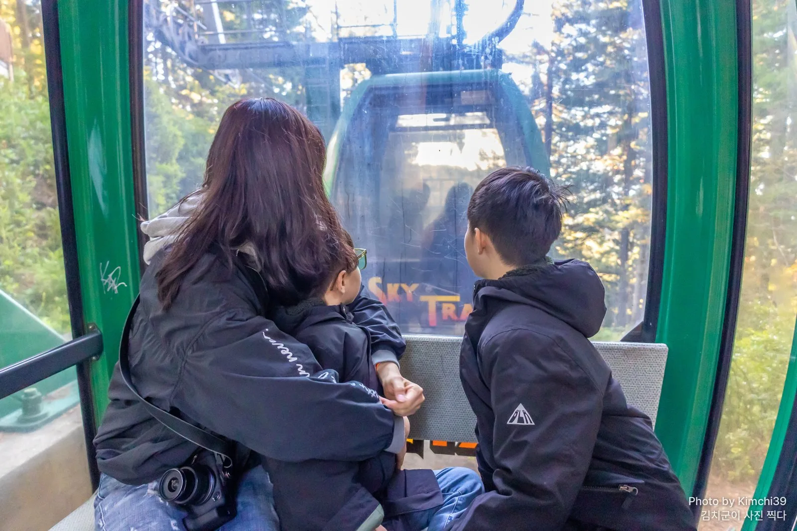 곤돌라 창밖을 보는 가족 뒷모습