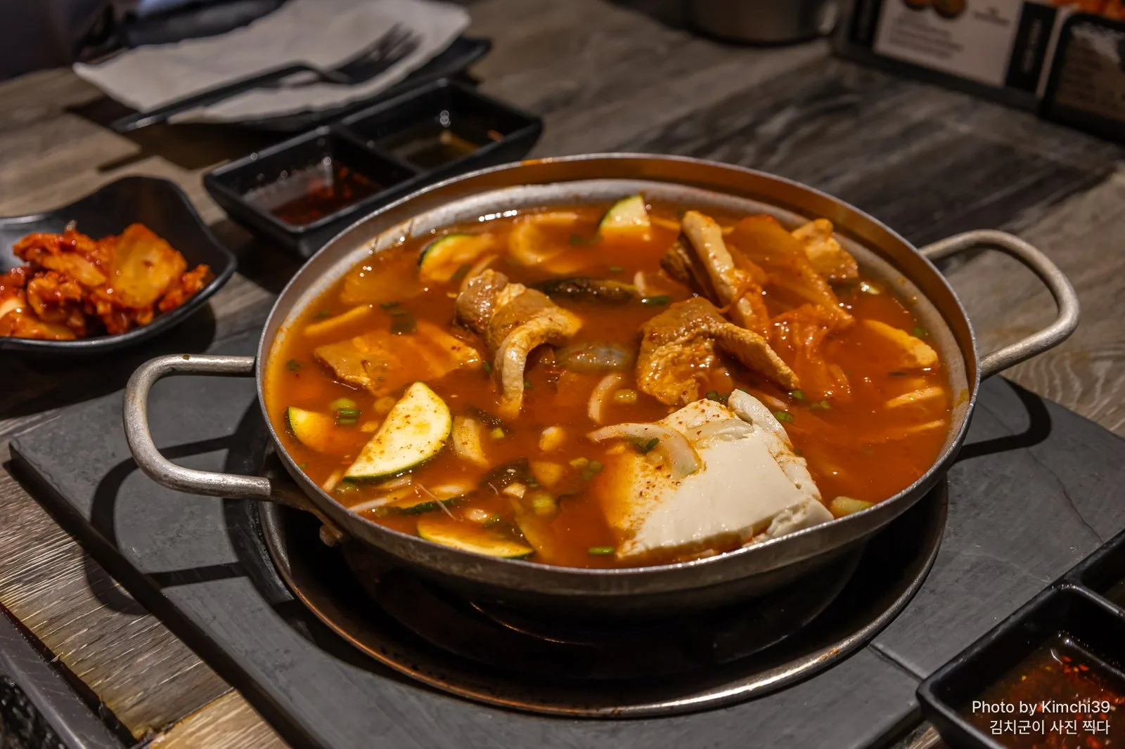 테이블 위의 찌개
