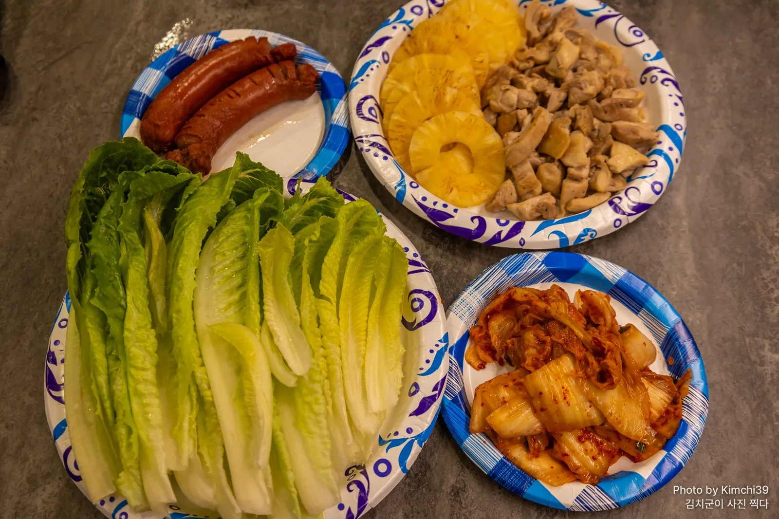 로메인과 김치, 소시지, 볶은 닭고기 저녁