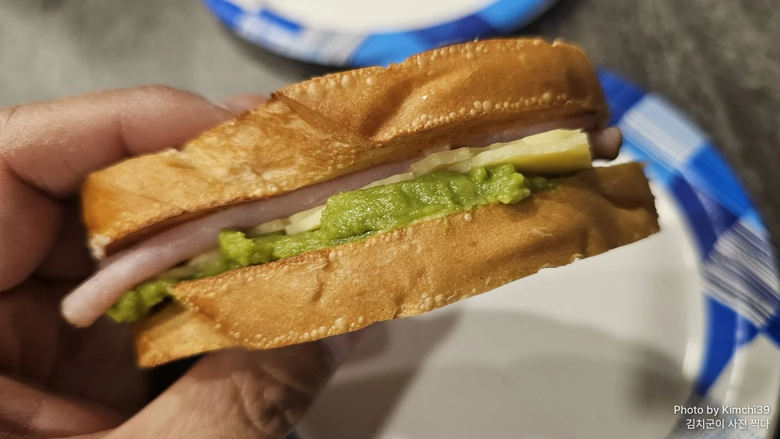 아보카도와 햄을 넣은 아침 샌드위치